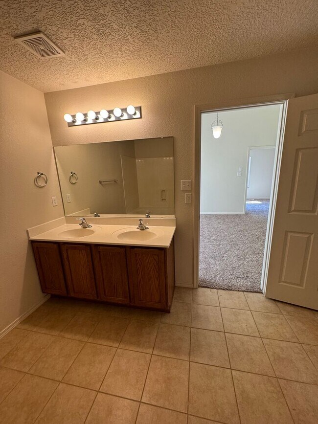 Building Photo - Coming soon!  Great 3 bed, 2 bath, home in Huning Ranch!