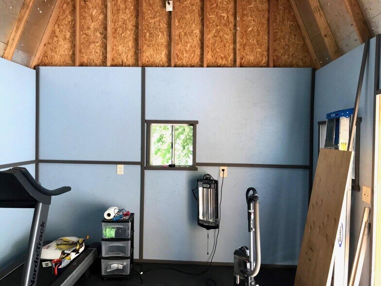 She shed - 2633 W Apperson Dr