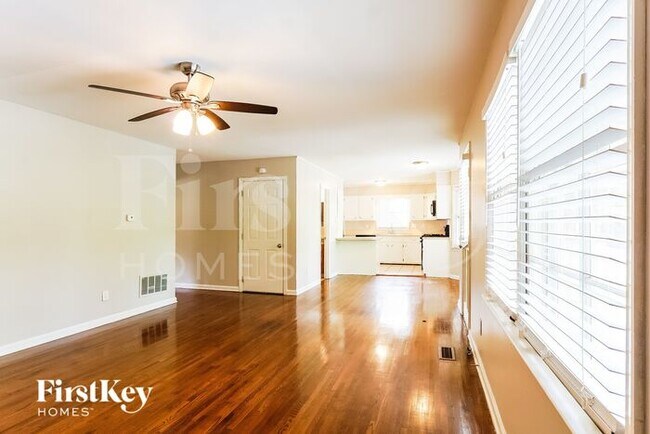 Building Photo - 2204 Lynncrest Ln