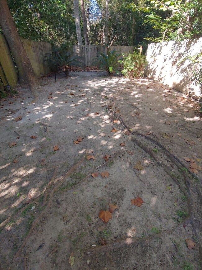Building Photo - Beautifully updated townhome with stainless steel appliances and wood floors!