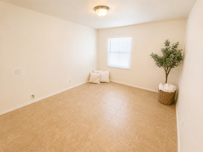 Building Photo - 1505 N 15th Ave