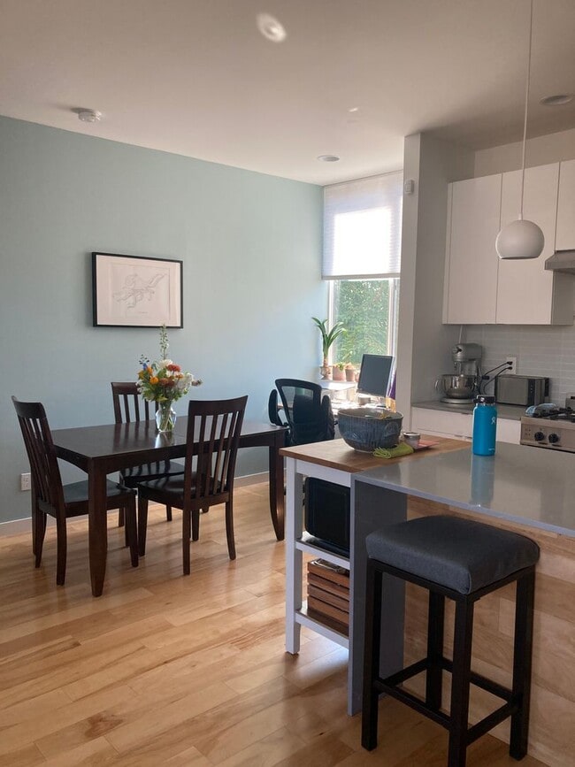 Building Photo - Ballard Townhome