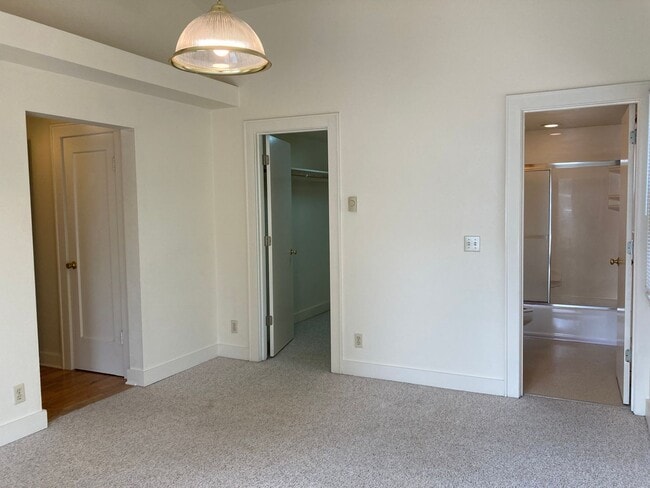 Building Photo - Campus House ~ 3 bedroom, 2 bath