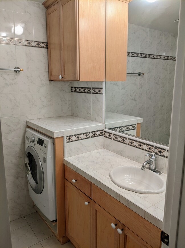Master bathroom - 415 Montana Ave