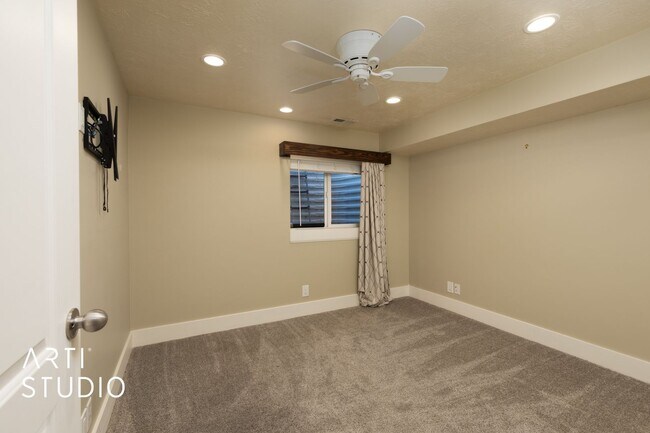 Building Photo - **Stunning 4-Bedroom Home with Modern Amen...