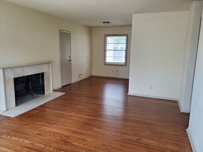 Building Photo - 534 S Christine Ave