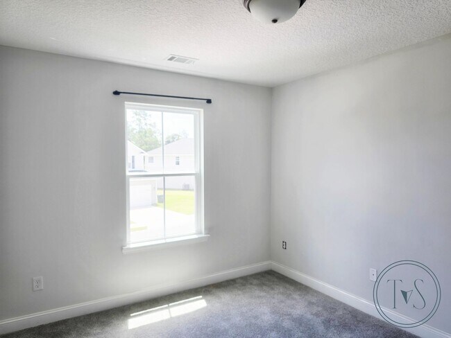 Building Photo - FALL MOVE-IN SPECIAL: $1000 OFF 1st MONTH'S RENT!**