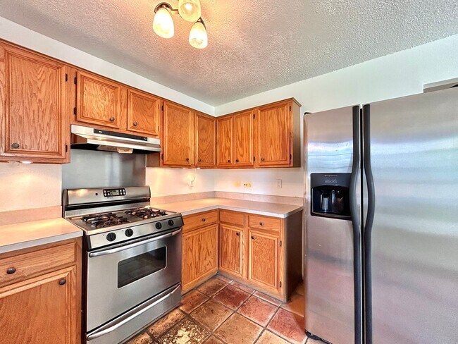 Building Photo - Spacious 3BR/2.5BA Two-Level Home with Fen...
