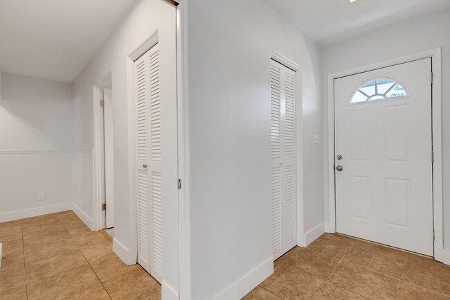 Building Photo - Modern Sarasota 3 Bedroom Home With Separa...