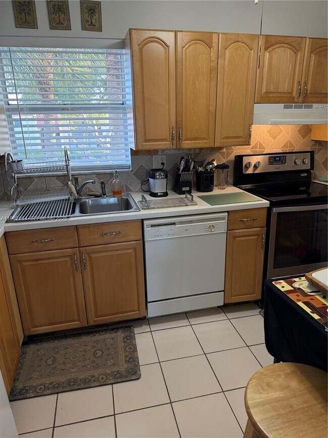 Building Photo - 169 Lake Carol Dr