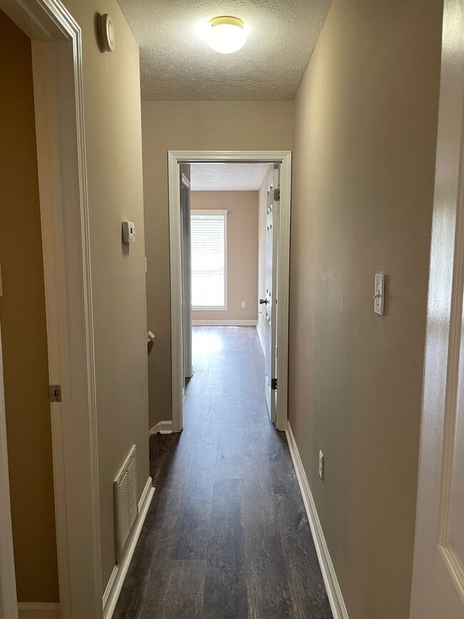 Building Photo - Beautiful 2 bed, 1 full, 2 half bath 2 sto...