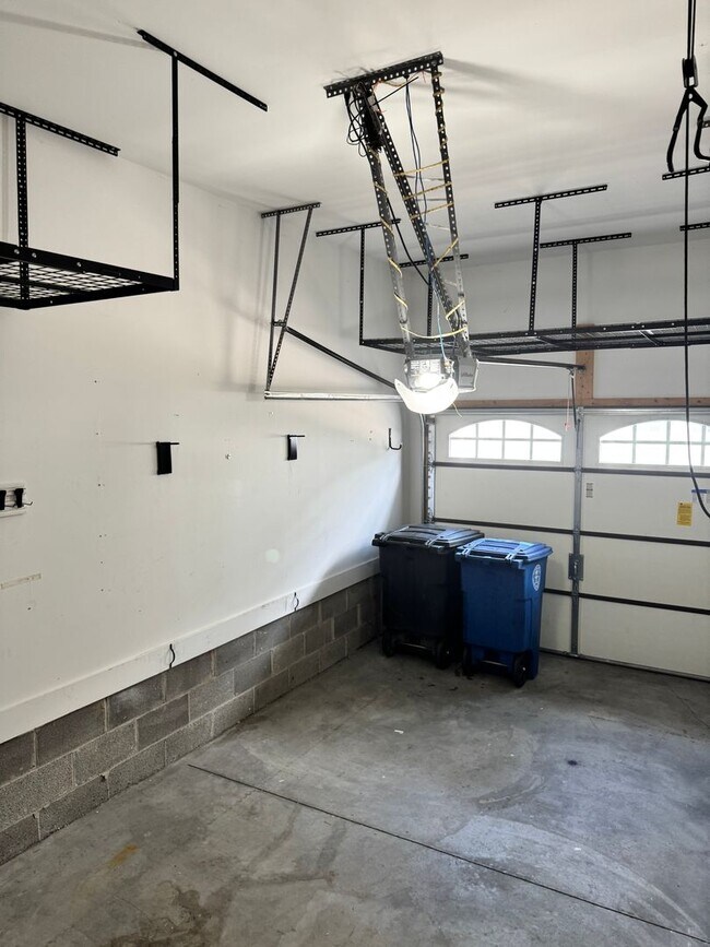 Building Photo - Beautiful End Unit Franklin Townhome
