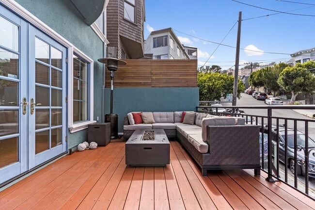 Building Photo - 2 Bed, 2 Bath, 2 Car Parking - Stunning Co...