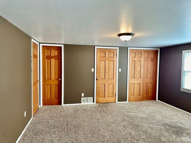 Building Photo - SPACIOUS HOME IN DESIRABLE HOT SPRINGS, 1....