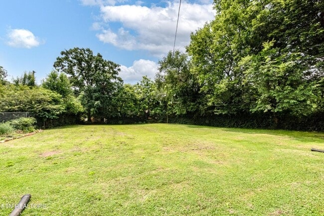 Building Photo - Maryville 37804 - 2 bedroom, 1 bath home w...
