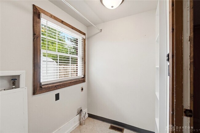 Building Photo - 27 Laurelgrove Dr