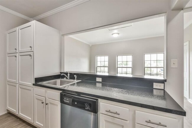 Building Photo - 329 E Washington Ave