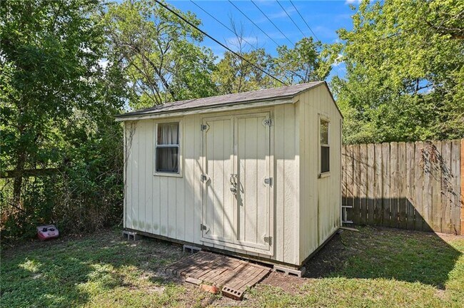Building Photo - 1200 Holleman Dr