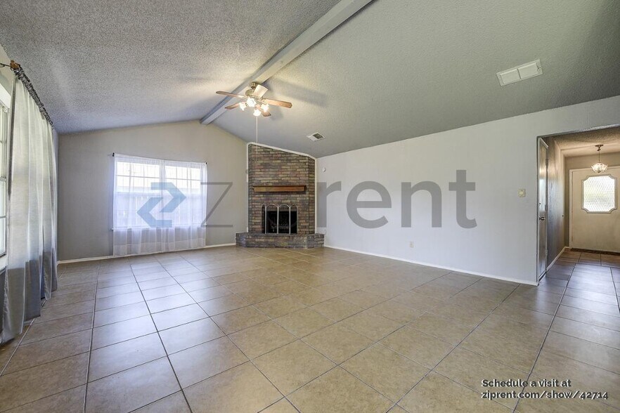 Building Photo - 400 Royal Field Dr
