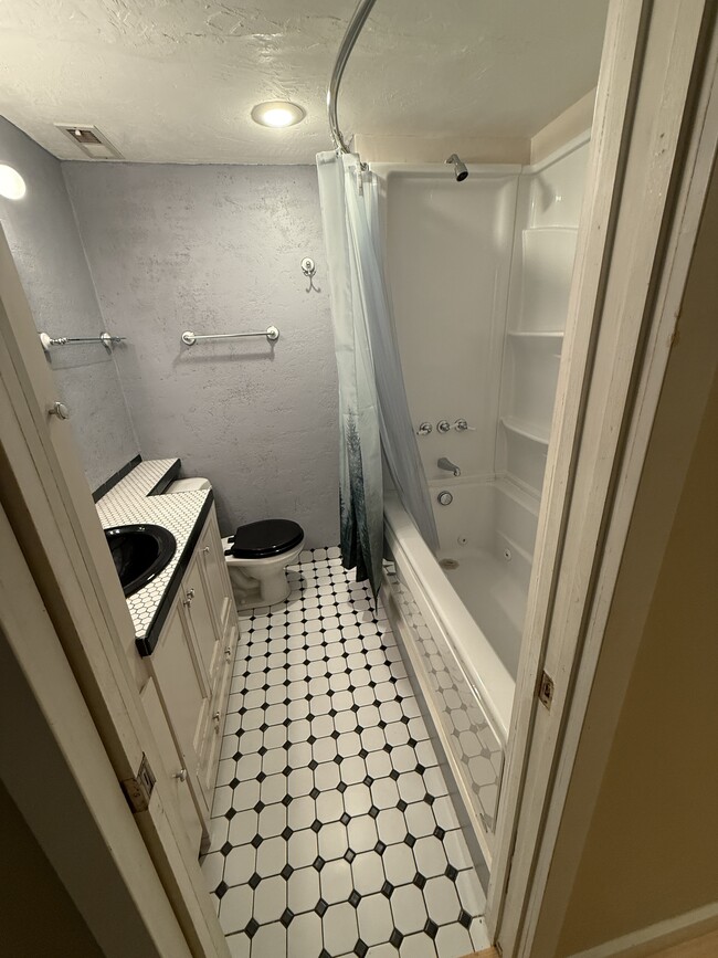 Building Photo - 6547 Greenwood Ave N