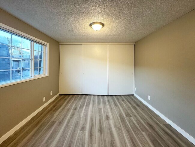 Building Photo - 1117 W 6th Ave