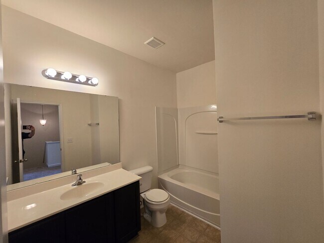 Building Photo - Spacious 3BR, 2.5BA Townhome with Loft & High Ceilings in a Fantastic Location!