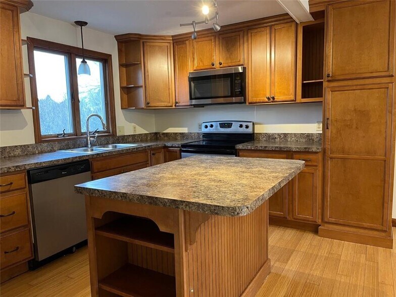 Building Photo - 3 Buttonwood St