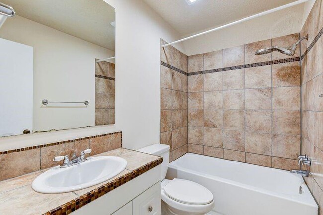 Building Photo - 2107 Collingsfield Dr