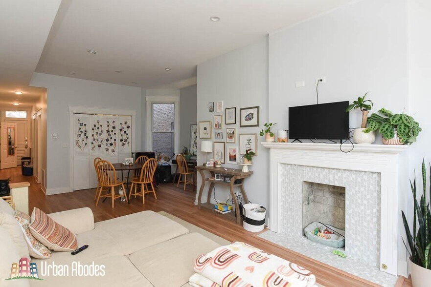 Building Photo - 870 W Buckingham Pl