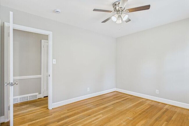 Building Photo - Large Home in Guilford Hills, Hardwood Flo...