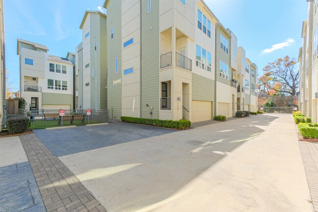 Building Photo - 946 W 18th St