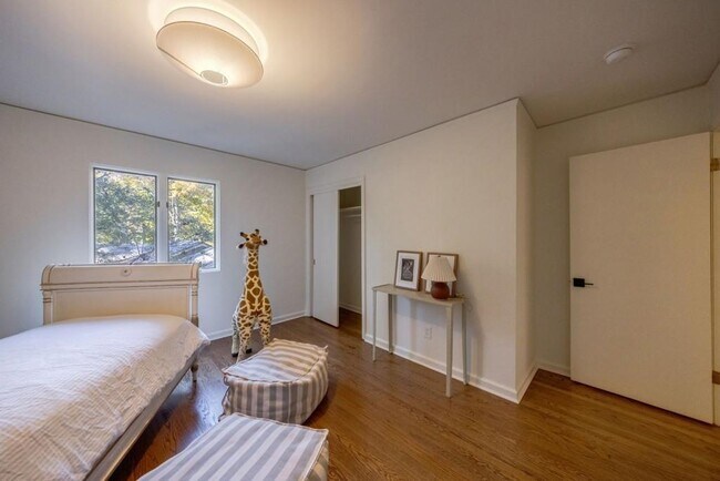 Building Photo - 922 Barton Woods Rd NE