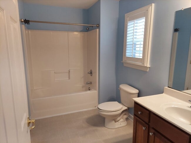Building Photo - 3 Bed 2.5 Bath Townhouse