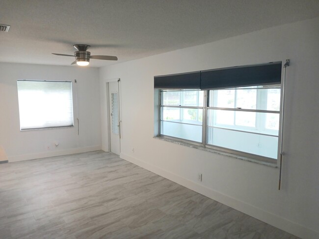 Building Photo - 1590 SW 14th Ave