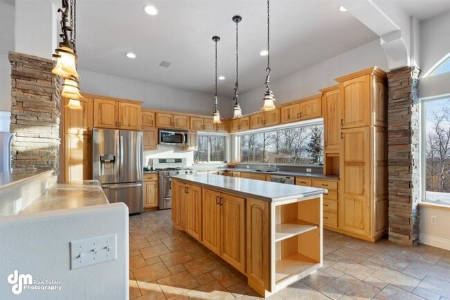 Building Photo - Gorgeous Palmer Home!