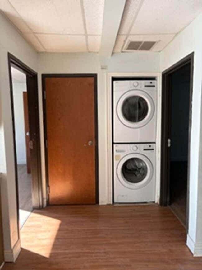 Building Photo - 2 Bed 1 Bath Duplex