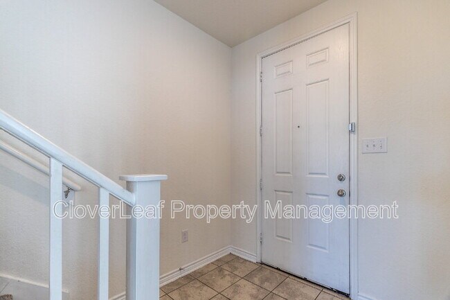 Building Photo - 308 Rustic Springs