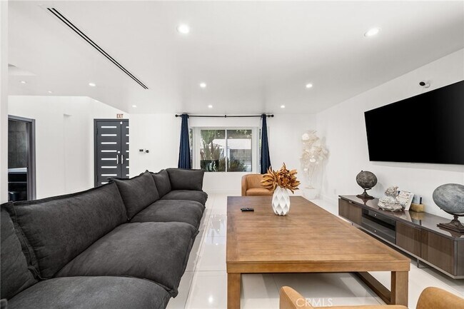 Building Photo - 4630 Cedros Ave