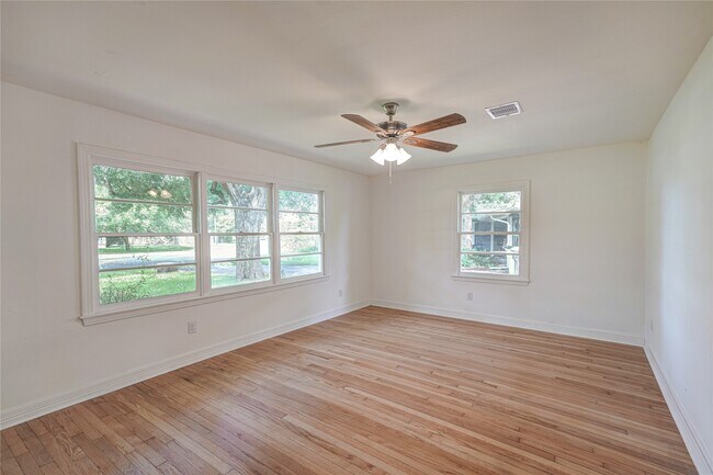 Building Photo - 1319 Elm St