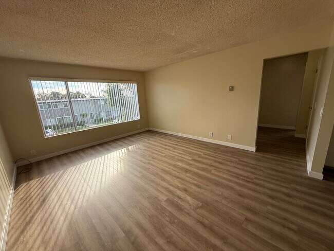 Building Photo - Mid Town Ventura 2 Bedroom 2 Bath Upstairs Corner Unit Apartment