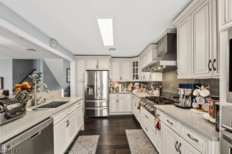 Building Photo - 231 Starmond Ave