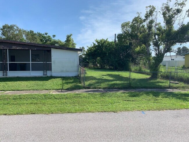 Building Photo - 3140 Crestwood Dr