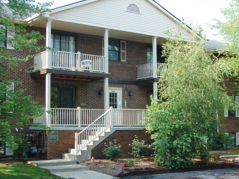 Laurelwood Apartments and Townhouses 401 Collingwood Ct Cranberry
