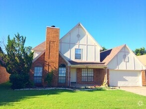 Building Photo - Elegant 4-2.5 featuring amazing upgrades!