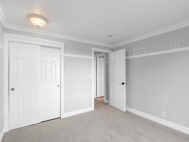 Building Photo - 4+ Bedroom Tigard Home With a Beautiful Vi...