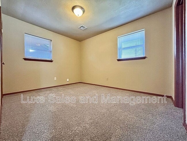 Building Photo - 605 Moraine Ave