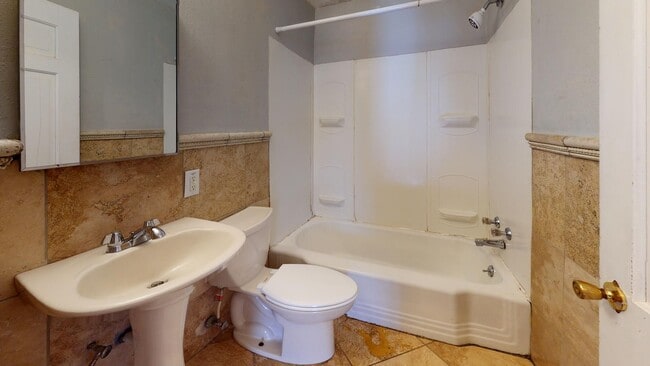 Building Photo - Cute, 2-story Duplex