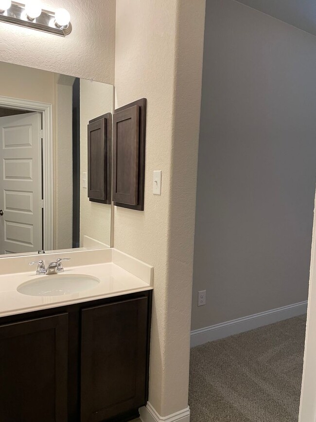 Building Photo - 4 Bedroom in Gruene Field / 1 Mile to Grue...