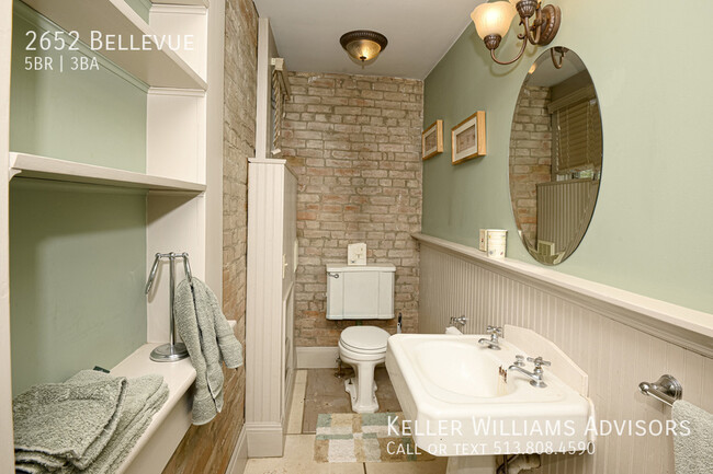 Building Photo - 2652 Bellevue-