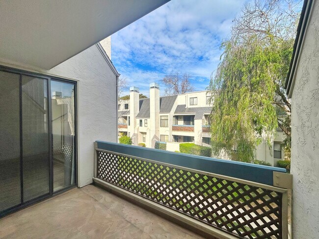 Building Photo - Beautiful 2BD/2BA W/ A/C, In-Unit Laundry, and Reserved Parking in Mission Valley!